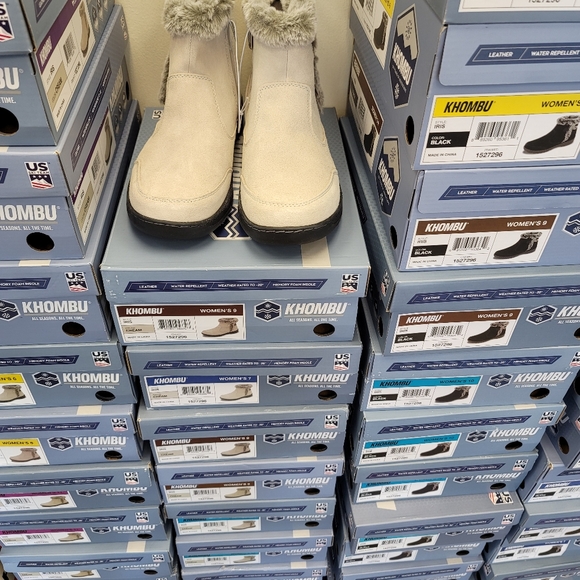 Khombu Women's Iris Black Suede Leather All Weather Water Resistant Ankle Boot - Picture 2 of 9